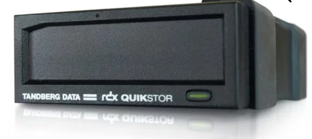 Tandberg RDX extern QuikStor USB 3.0
Tandberg Data 8782-RDX. Couleur du produit: Noir, Temps moyen entre pannes: 550000 h, Systèmes d’exploitation compatibles: Windows XP, Windows Vista SP1, Windows 7, Windows 8, Windows Server 2003, Wind