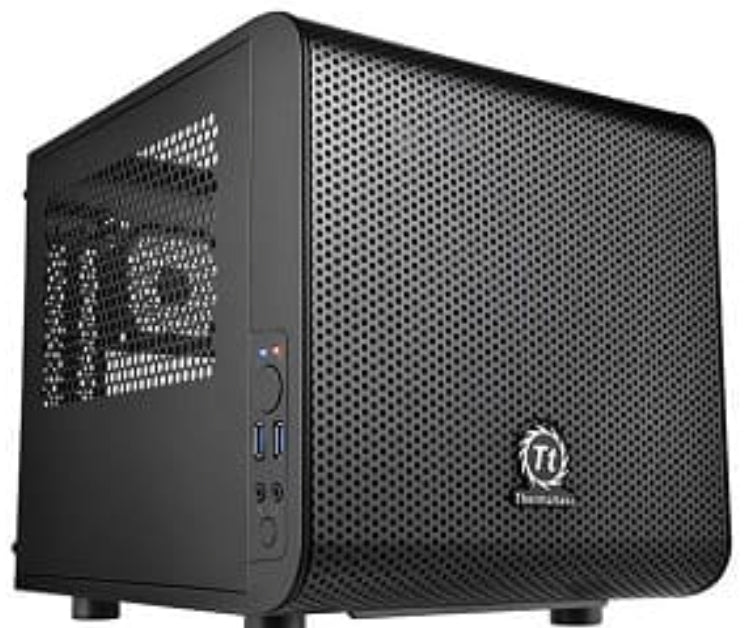 Boitier pc Thermaltake PC- Gehäuse Core V1 CA
Thermaltake Core V1. Format: Cube, Type: PC, Matériel: SPCC. Emplacement d’alimentation: Bas. Prise en charge des diamètres des ventilateurs avants: 120,140,200 mm, Pris en charge des diamètres des ventila